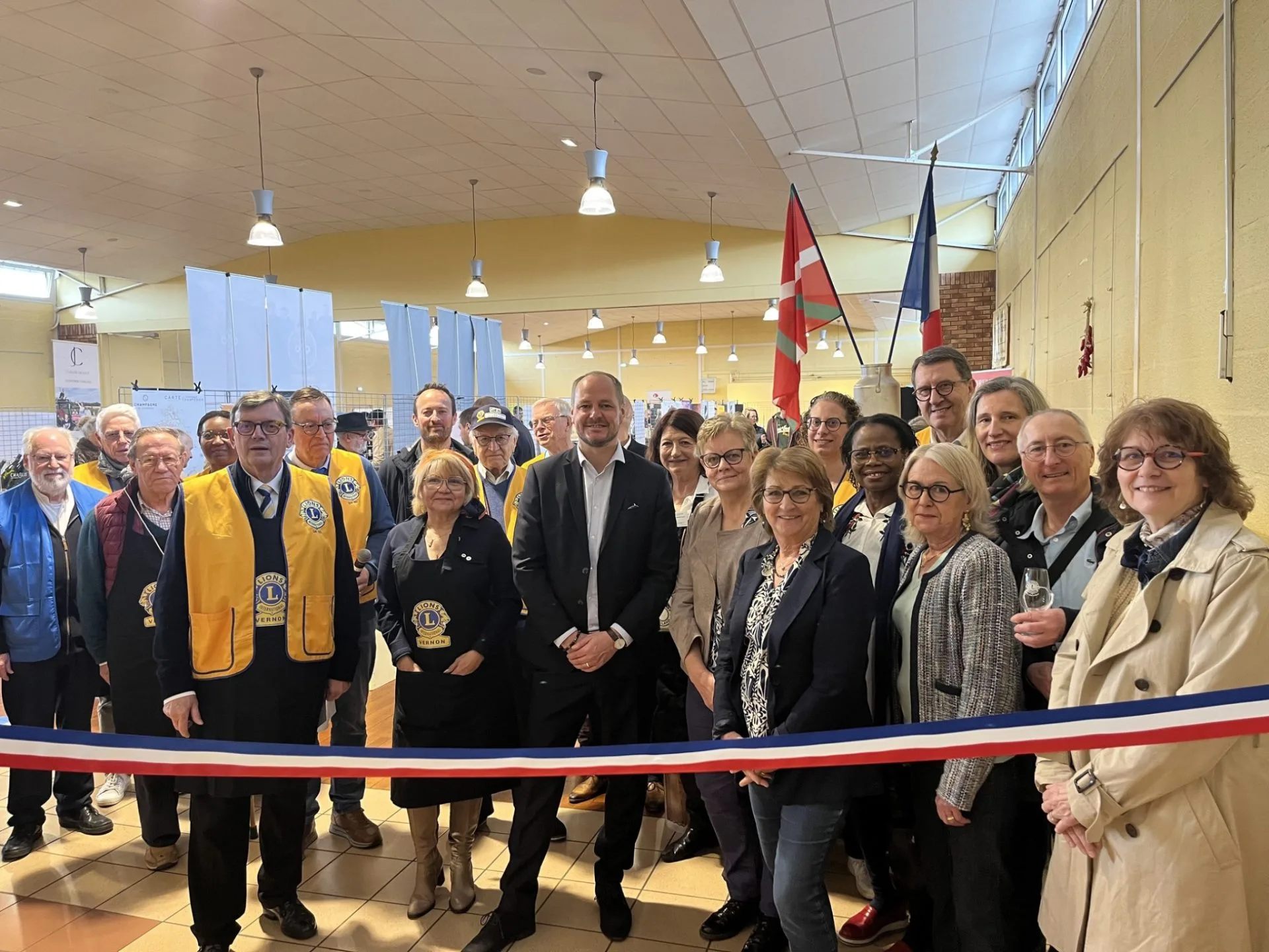 Photo de groupe du Lions Club de Vernon au Salon du Vin et de la Gastronomie 2026