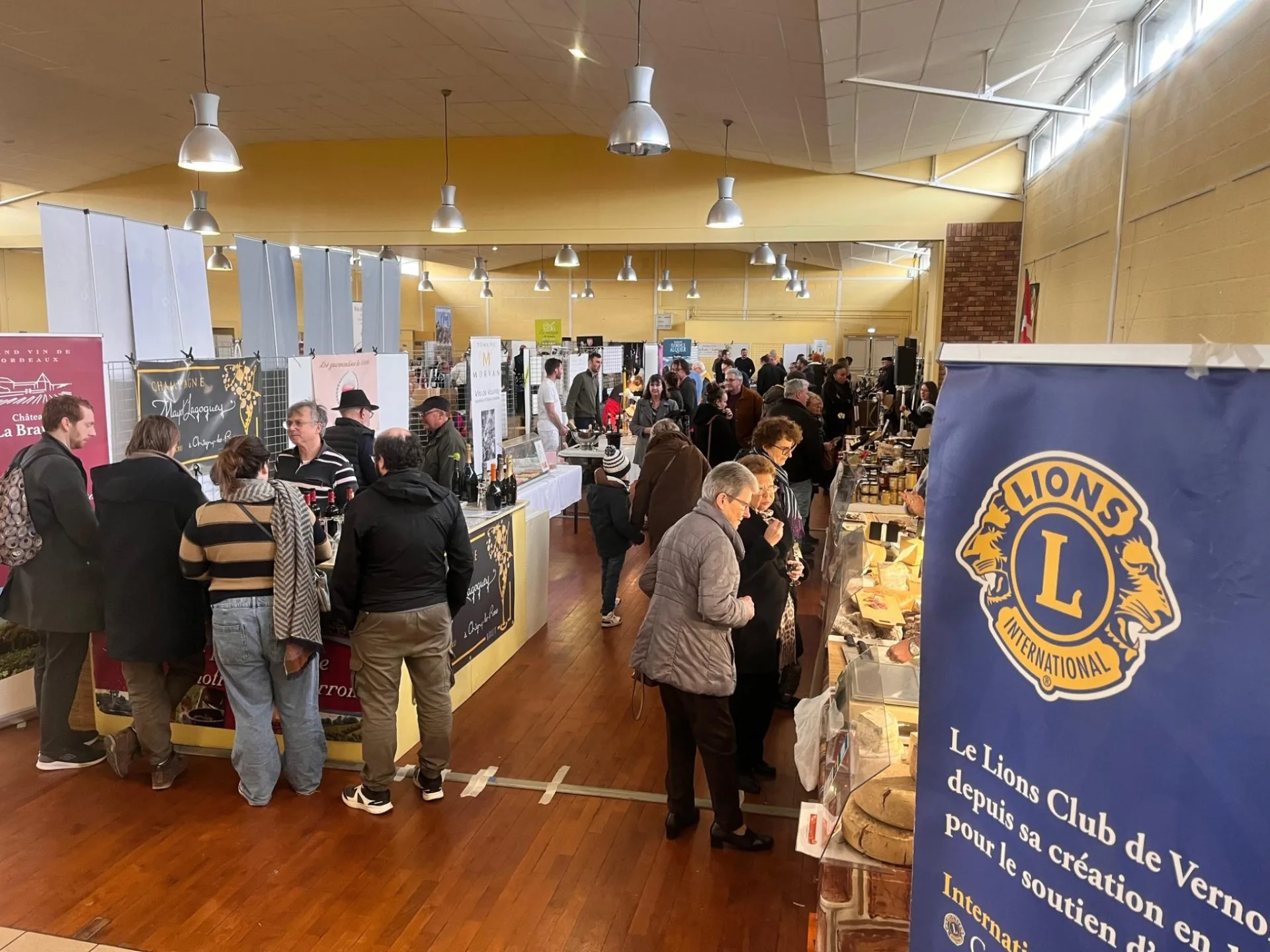 Visiteurs et exposants au Salon du Vin et de la Gastronomie de Vernon en 2026